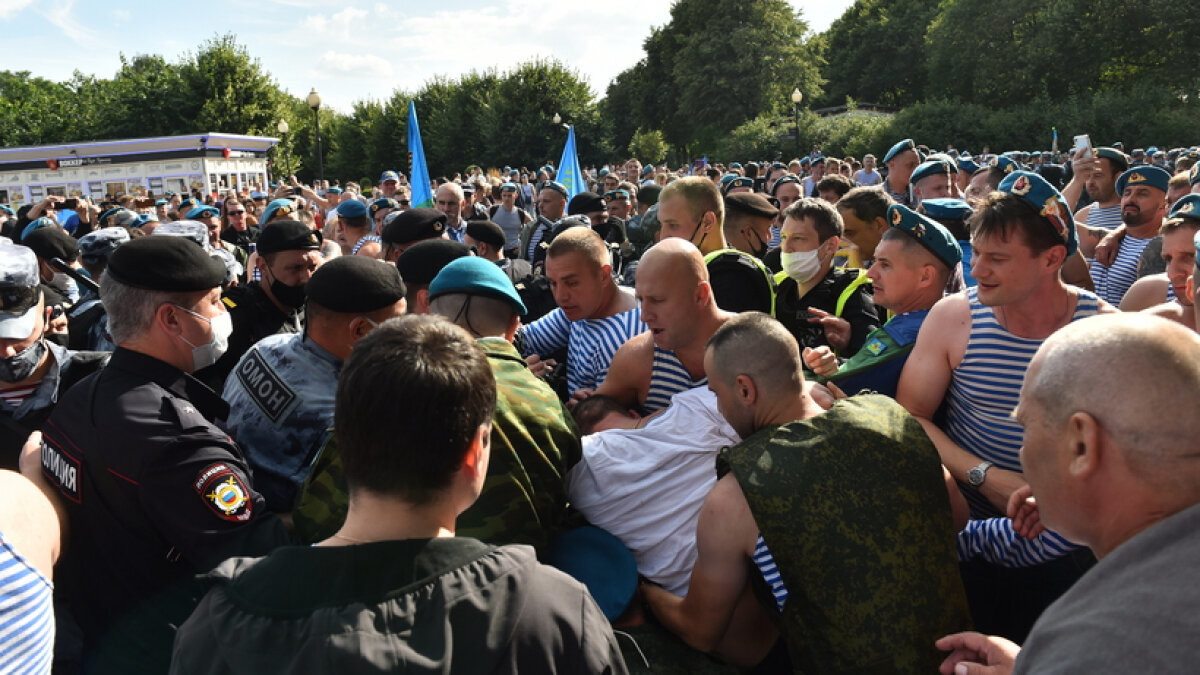 Десантники потеснили росгвардейцев в ходе стычки в парке имени Горького
