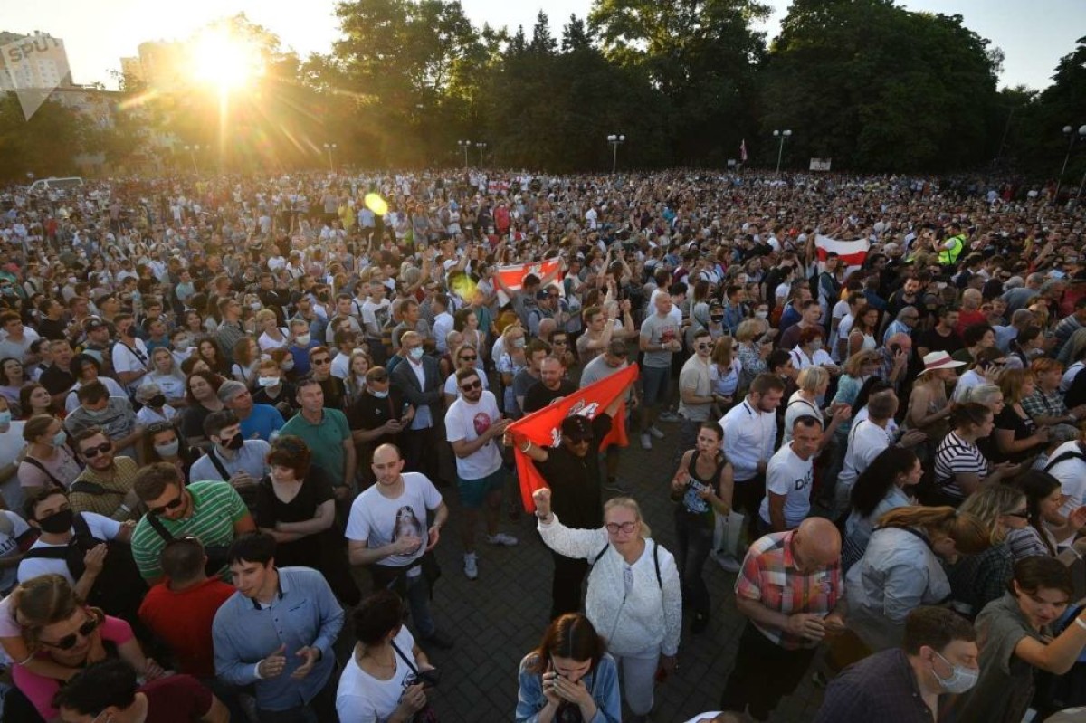 В центре Минска протестующие перекрыли проспект