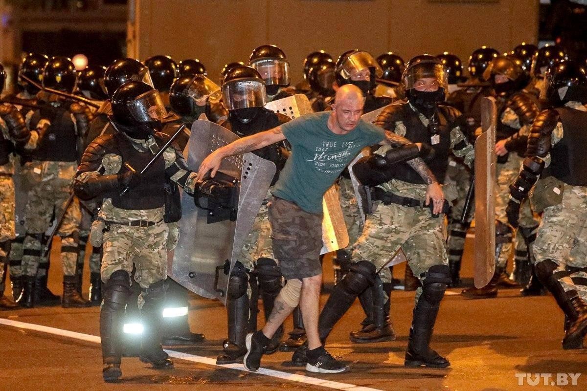 Резиновые пули, водометы и массовые задержания, в ответ бутылки и камни: беспорядки в Минске