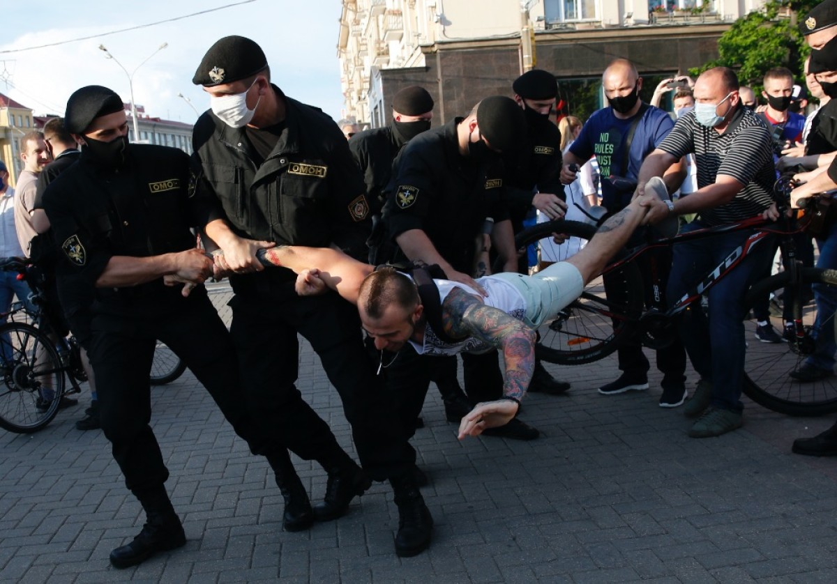 Меркель потребовала, чтобы власти Белоруссии прекратили насилие