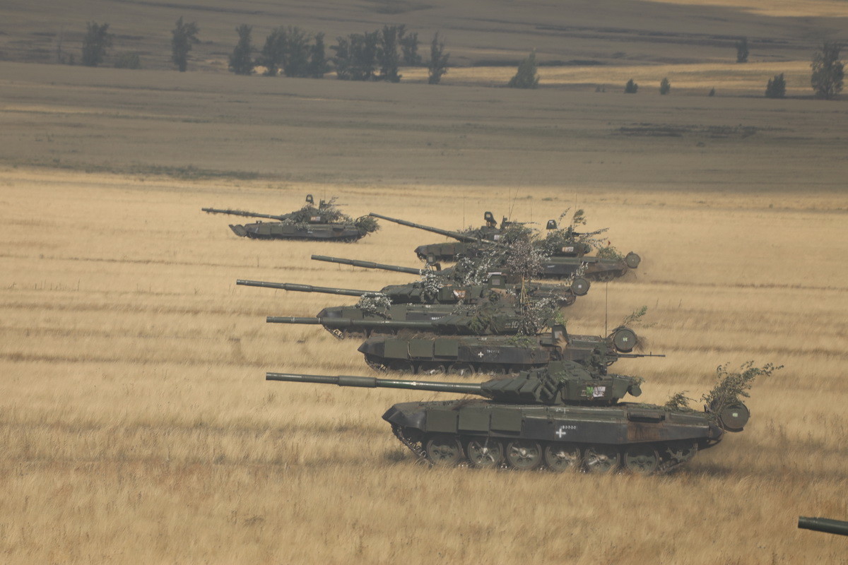 Крупнейшие танковые учения начались в один день с учениями десанта