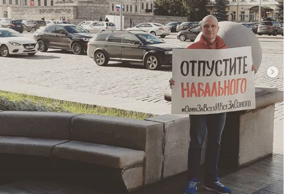 Отпустите Навального – координатор штаба Навального в Екатеринбурге вышел на пикет у здания мэрии