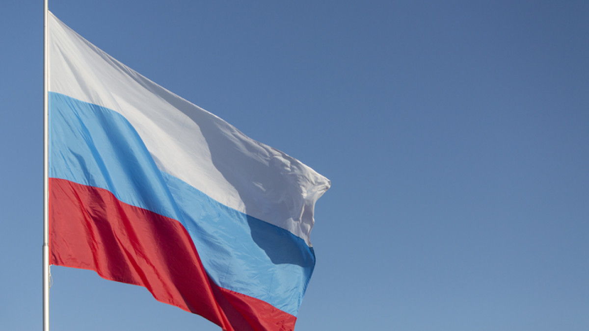 Сегодня на улицах городов может стать больше российских флагов. Есть повод