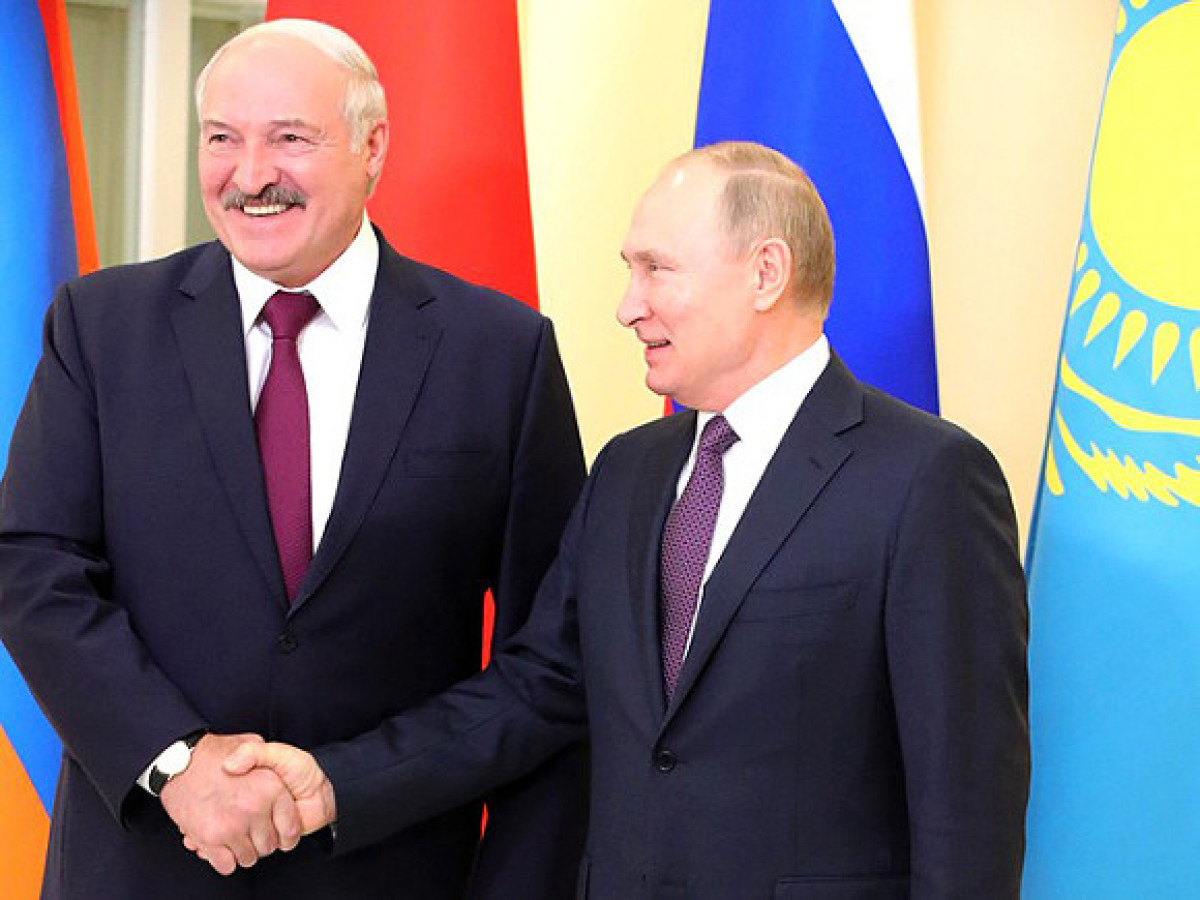 У Лукашенко заканчиваются деньги. Путин помогает, чем может