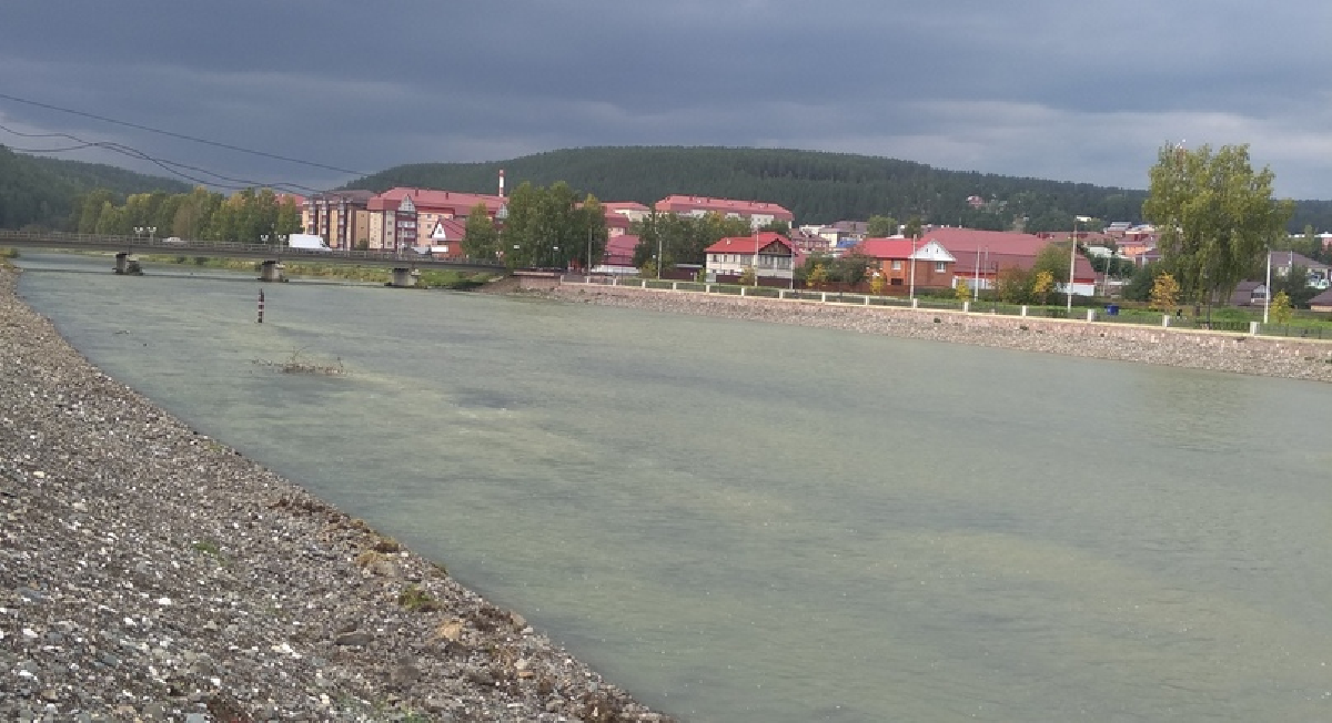 Вода в реке стала мутно-изумрудной: жители небольшого уральского городка просят провести исследование