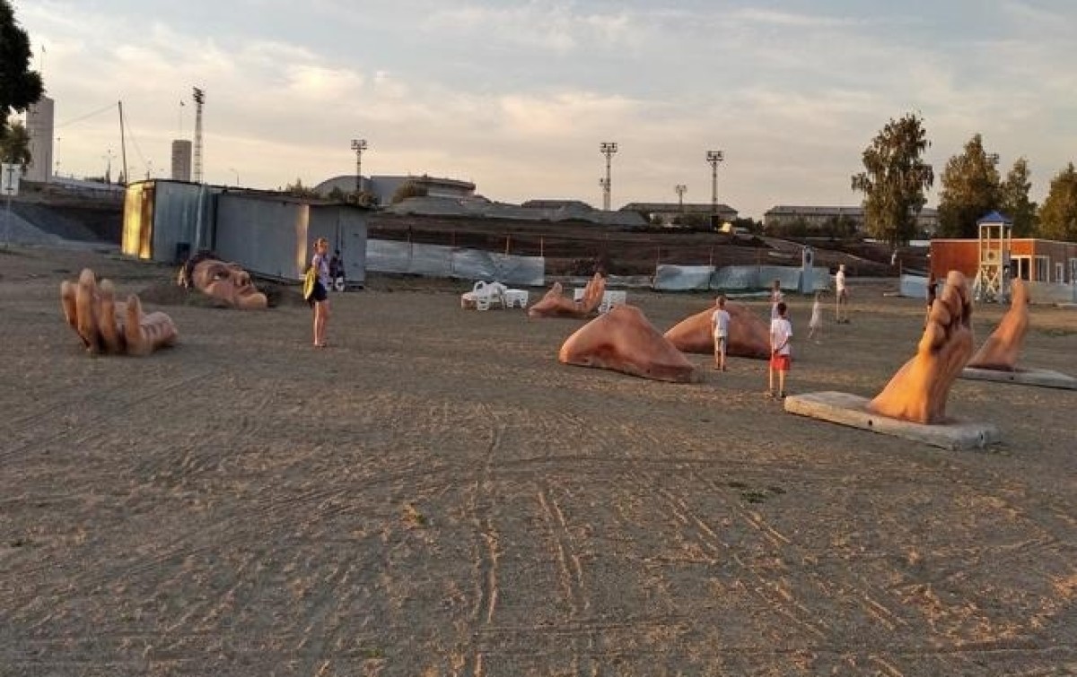 В Челябинской области на городском пляже закопали великана