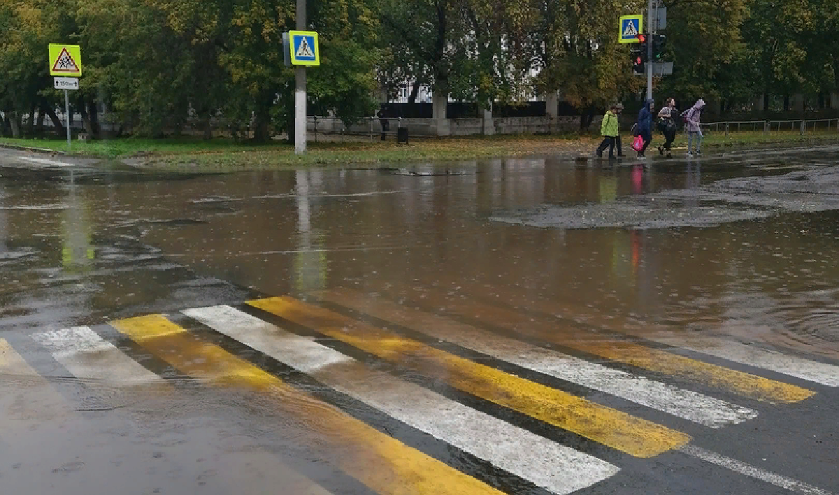 После сильных дождей подтопило Еманжелинск, ходить и ездить по городу невозможно