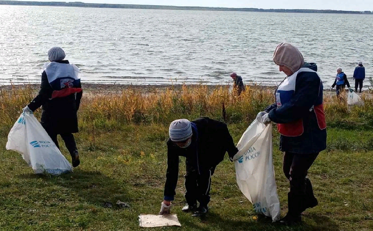 От мусора чистят берега озер и рек Южного Урала