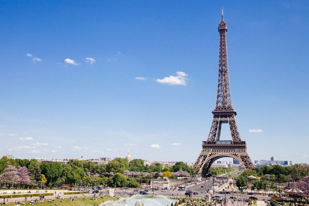 Взрыв или полет самолета над Парижем? Что случилось в столице Франции?