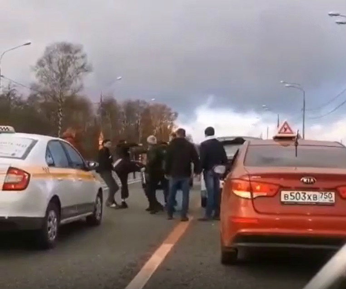 В Подмосковье таксисты устроили мордобой на дороге и попали на видео