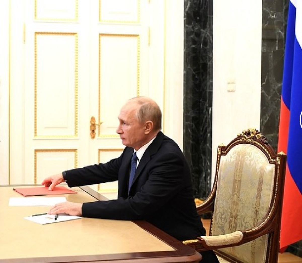 Отставки Путина не будет, он здоров: пресс-секретарь президента