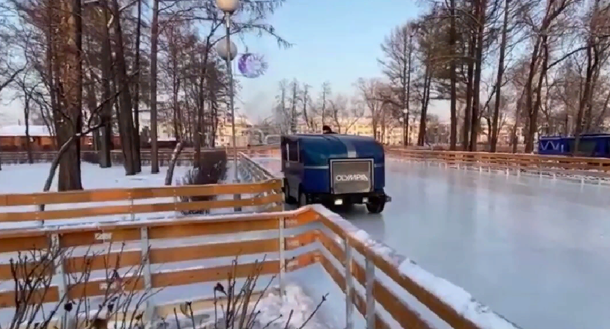 Открытый каток начали заливать в парке имени Терешковой в Тракторозаводском районе Челябинске