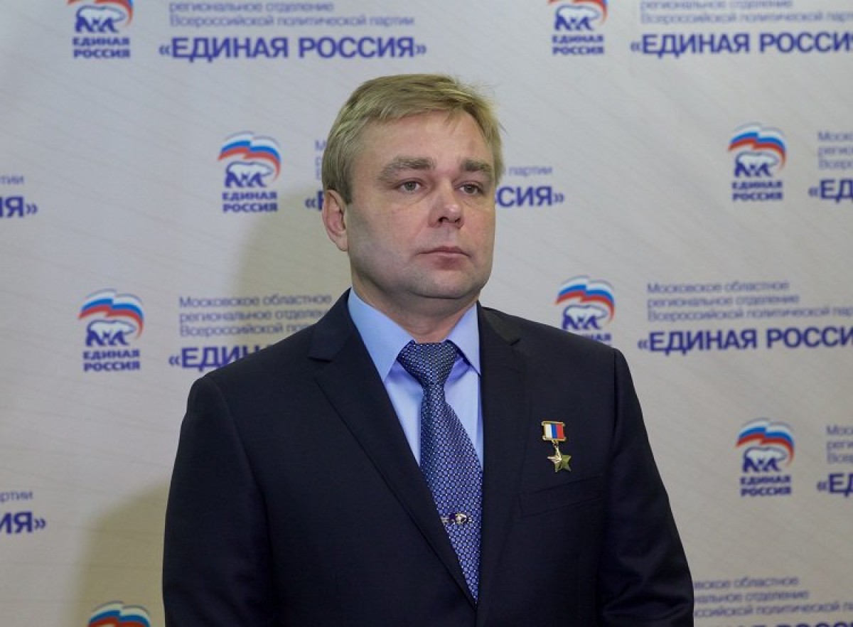 Он голосовал за повышение пенсионного возраста. Депутат Максим Сураев