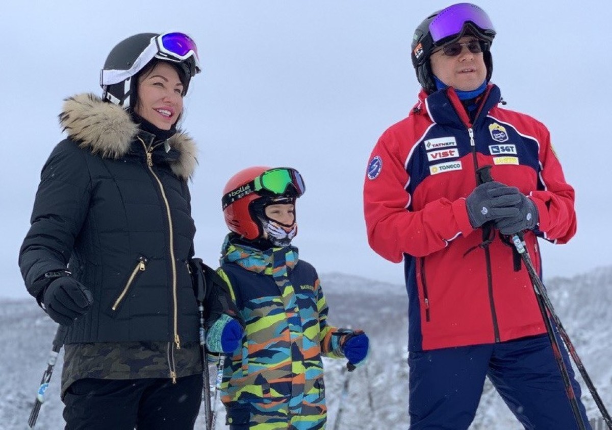 Губернатор Текслер катается с семьей на лыжах