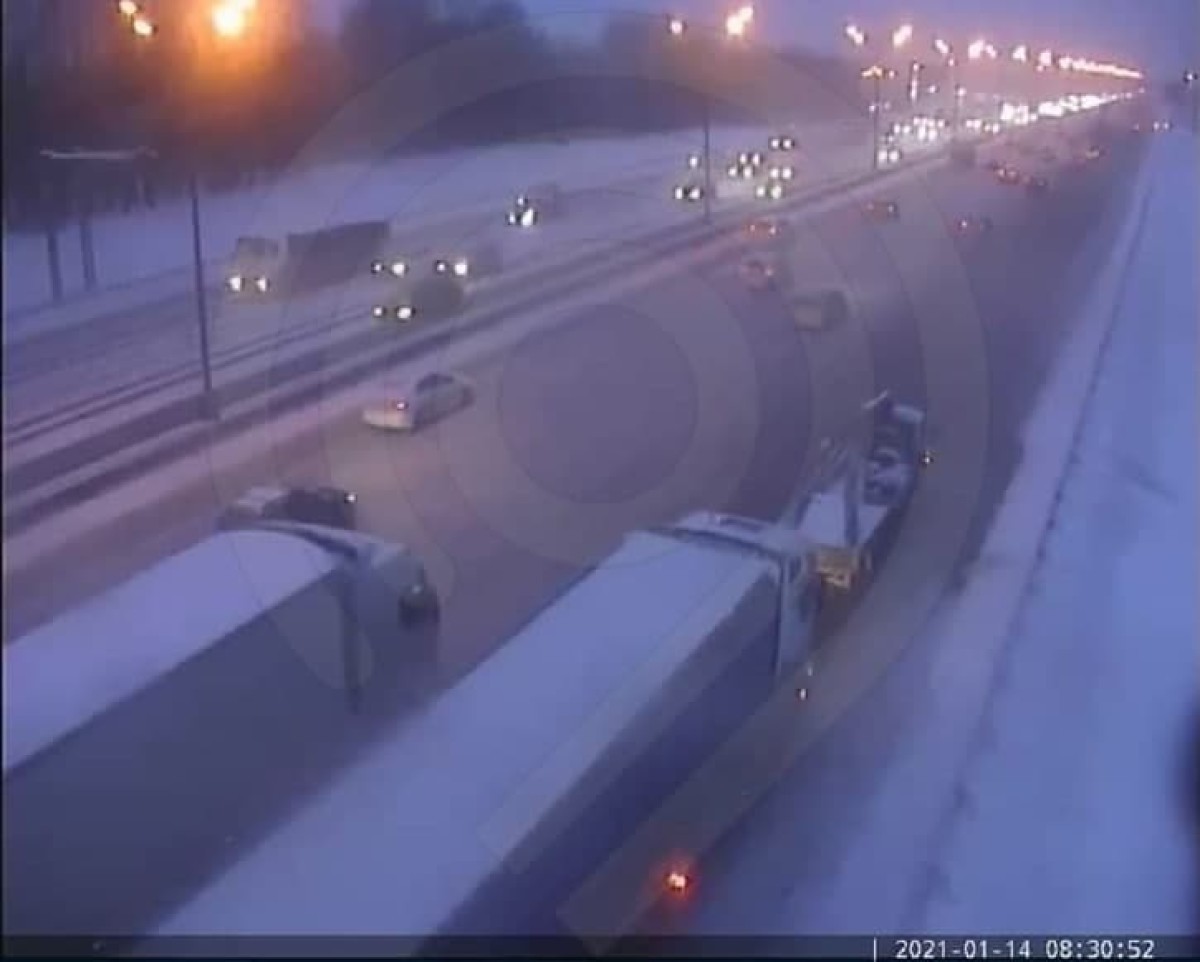 76 километров дорожных заторов: транспортный коллапс возник в Москве из-за снегопада