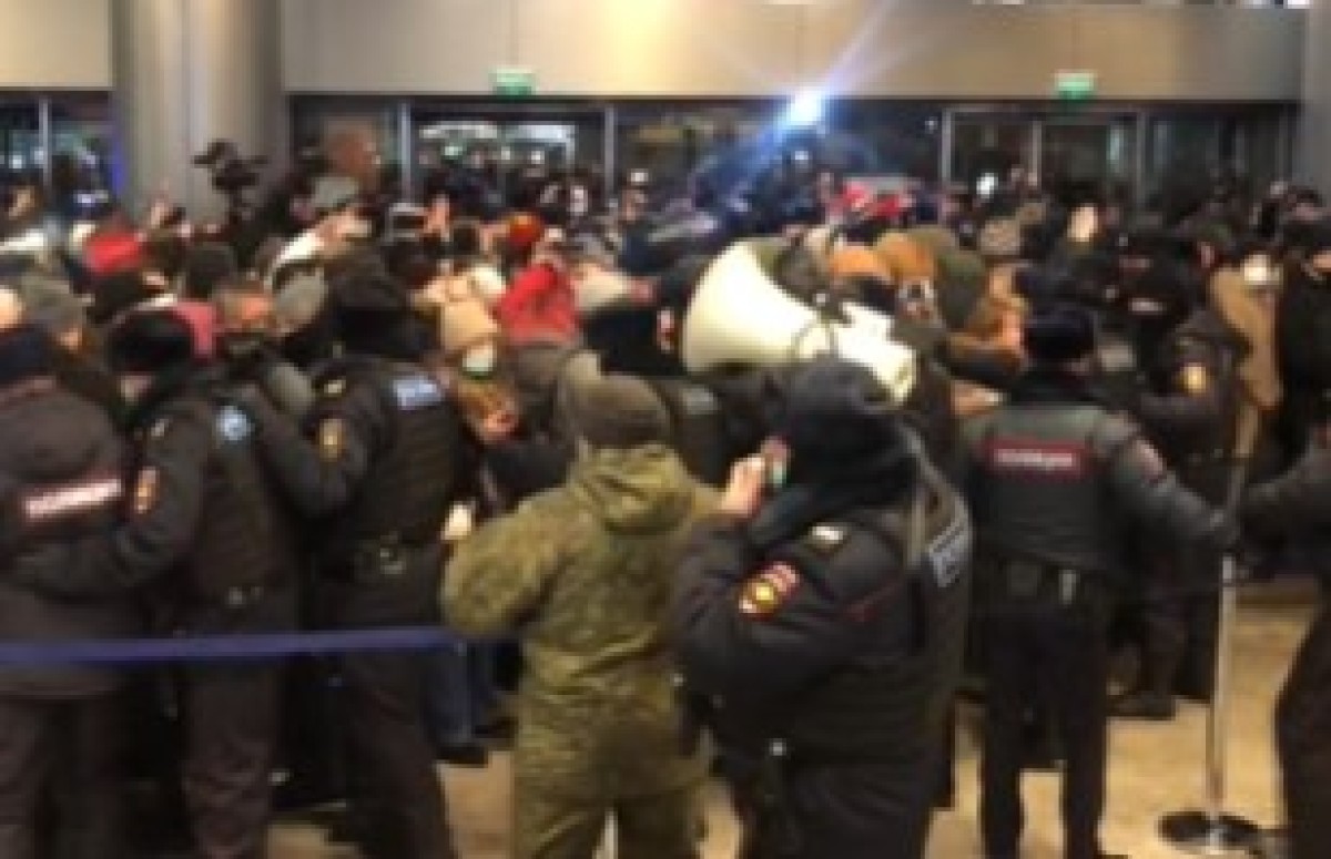 Из аэропорта «Внуково» силовики вытесняют собравшихся граждан