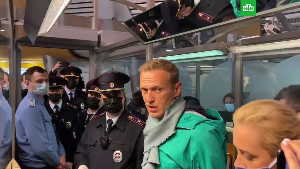 Навальный задержан в Шереметьево. Хотя по «делу «Ив Роше» его преследование должны были прекратить