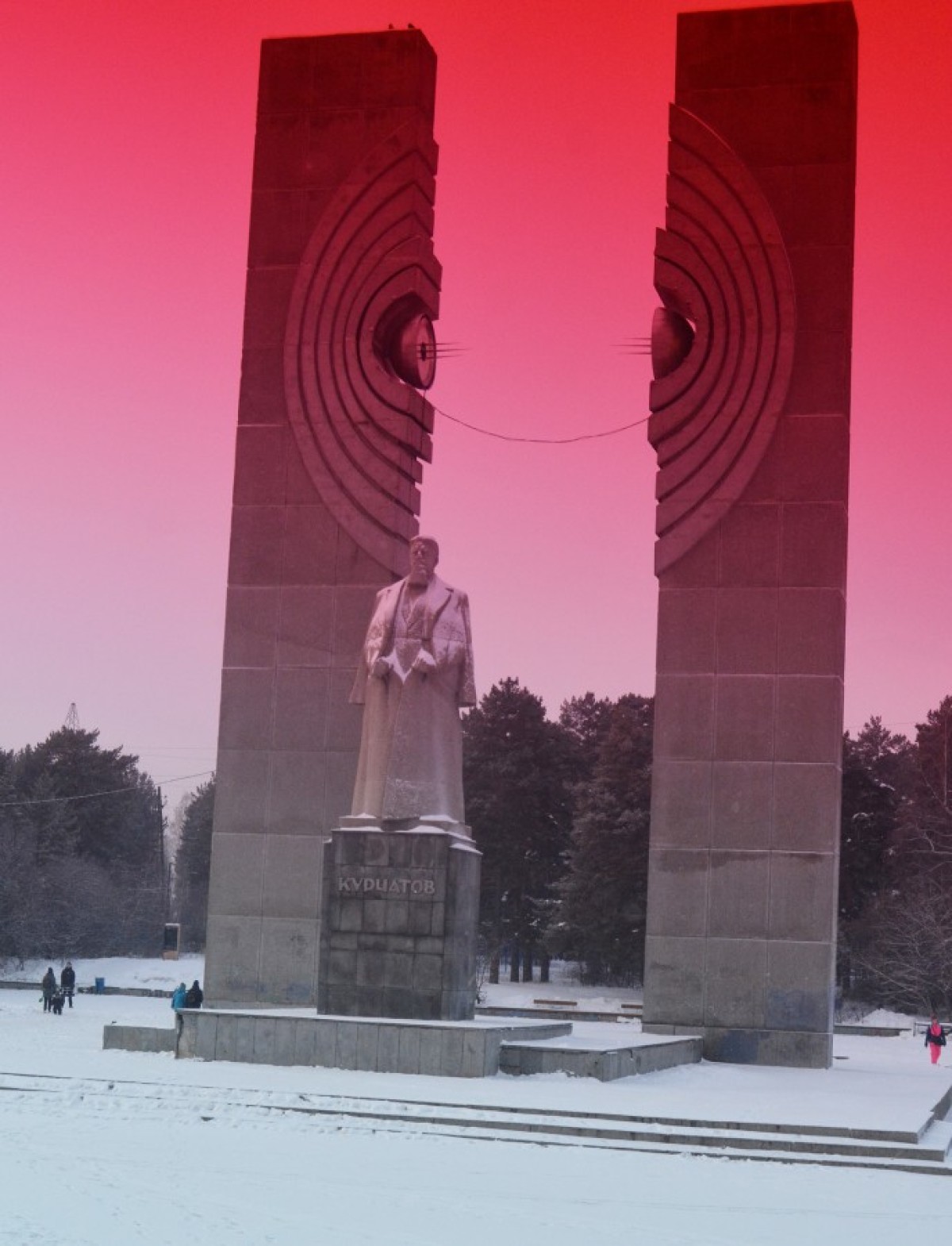 В Челябинске от идеи катка у памятника Курчатову не отказались