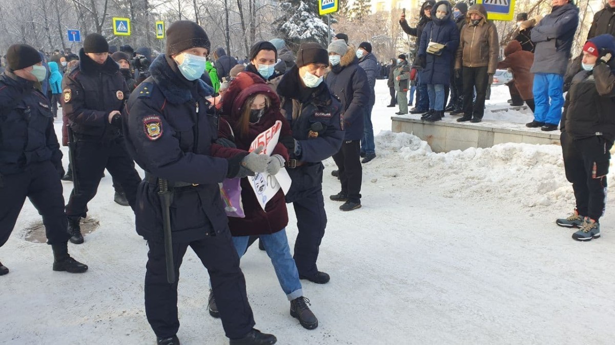 Часть протестующих задержали возле памятника Курчатову