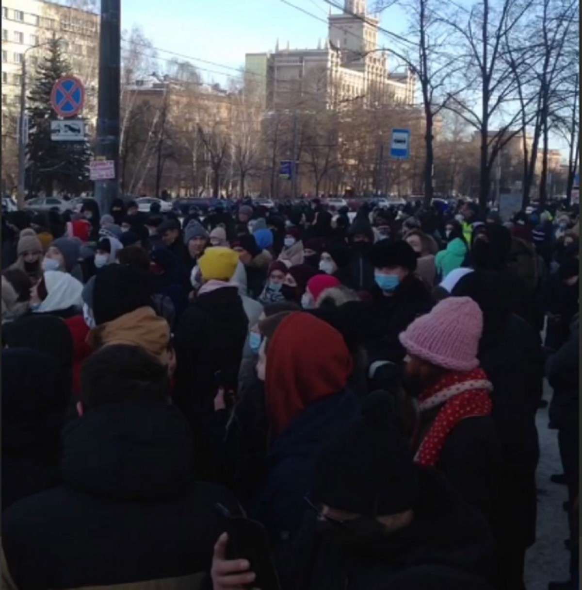 Огромная толпа скандирует: «Свободу Навальному!»