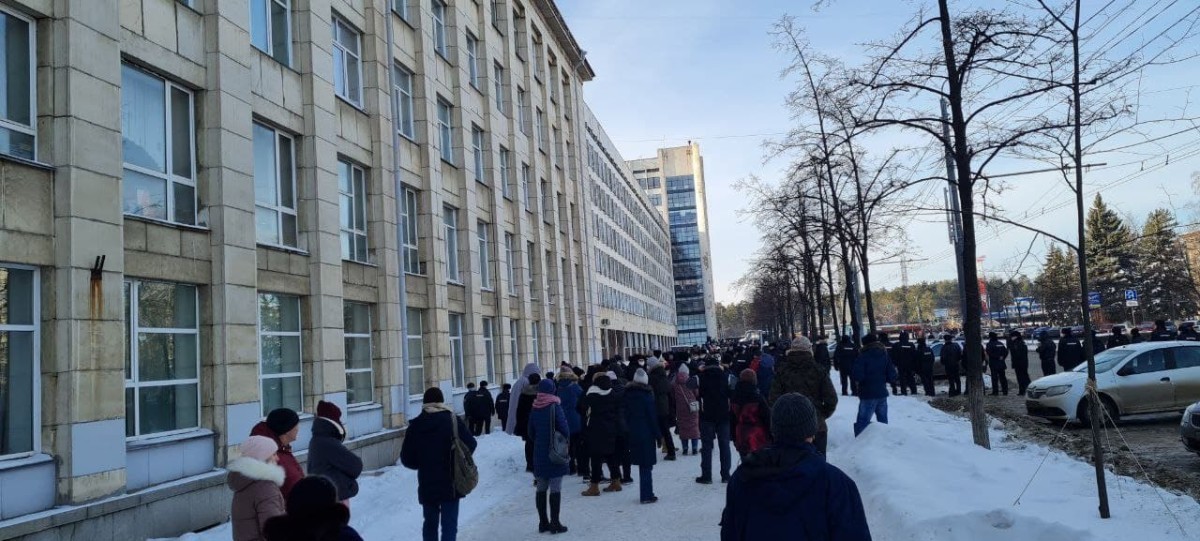 У памятника Курчатову нет пока задержанных. Но ОМОН окружил часть протестующих
