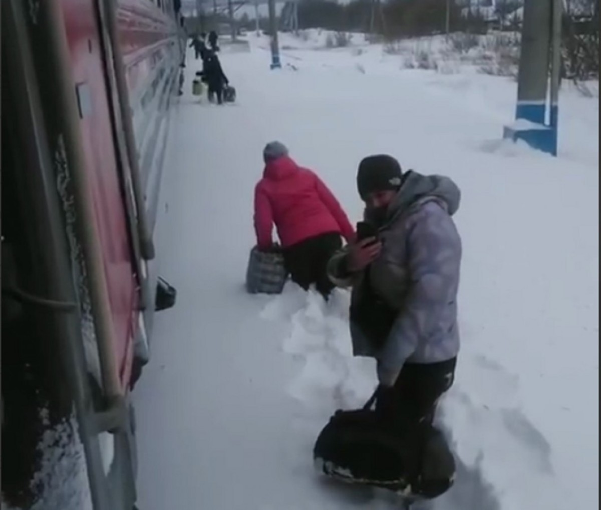 В сугробы по колено высадили пассажиров поезда Абакан - Москва