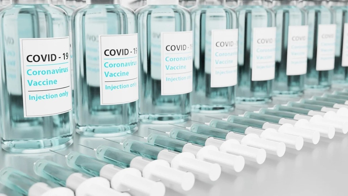 Показания и противопоказания к вакцинации от COVID назвала профессор Ералиева