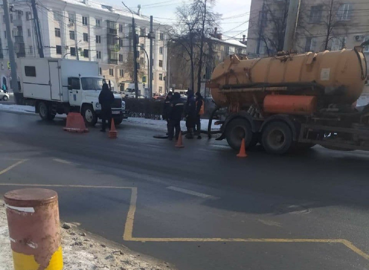 В Челябинске на проезжей части провалился асфальт 