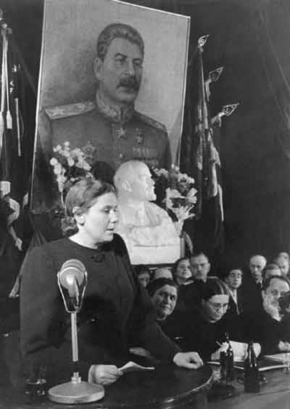 «Всегда держать и руки, и совесть в чистоте»: первая леди советской медицины