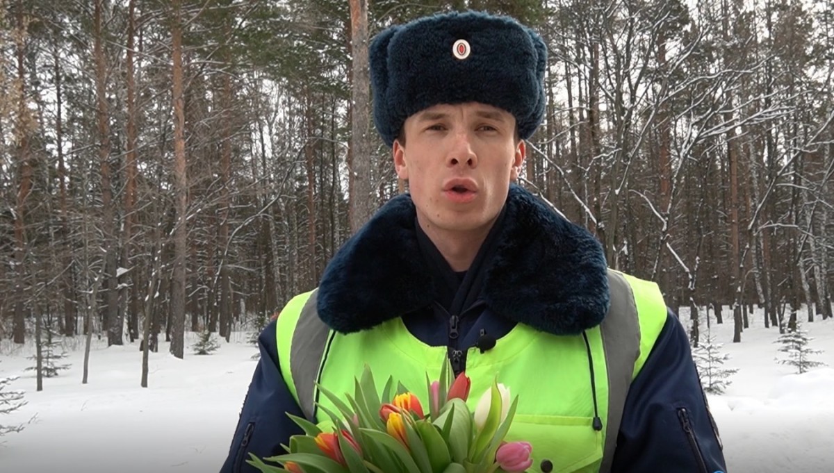 Полицейские из Челябинска поздравили женскую половину с праздником
