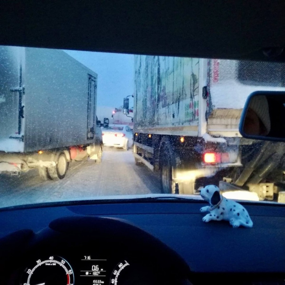 Километровые пробки возникли на дорогах Челябинской области