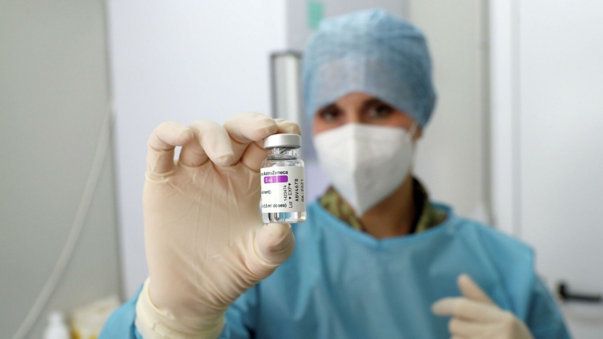 Польза от использования вакцины от ковида компании AstraZeneca превышает риски, считают в ВОЗ