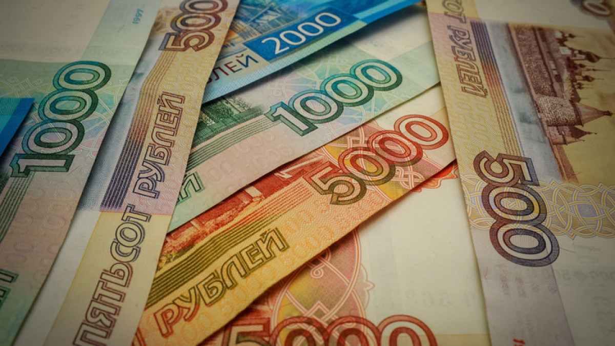 Реальные зарплаты россиян в январе снизились почти на 30% по сравнению с декабрем