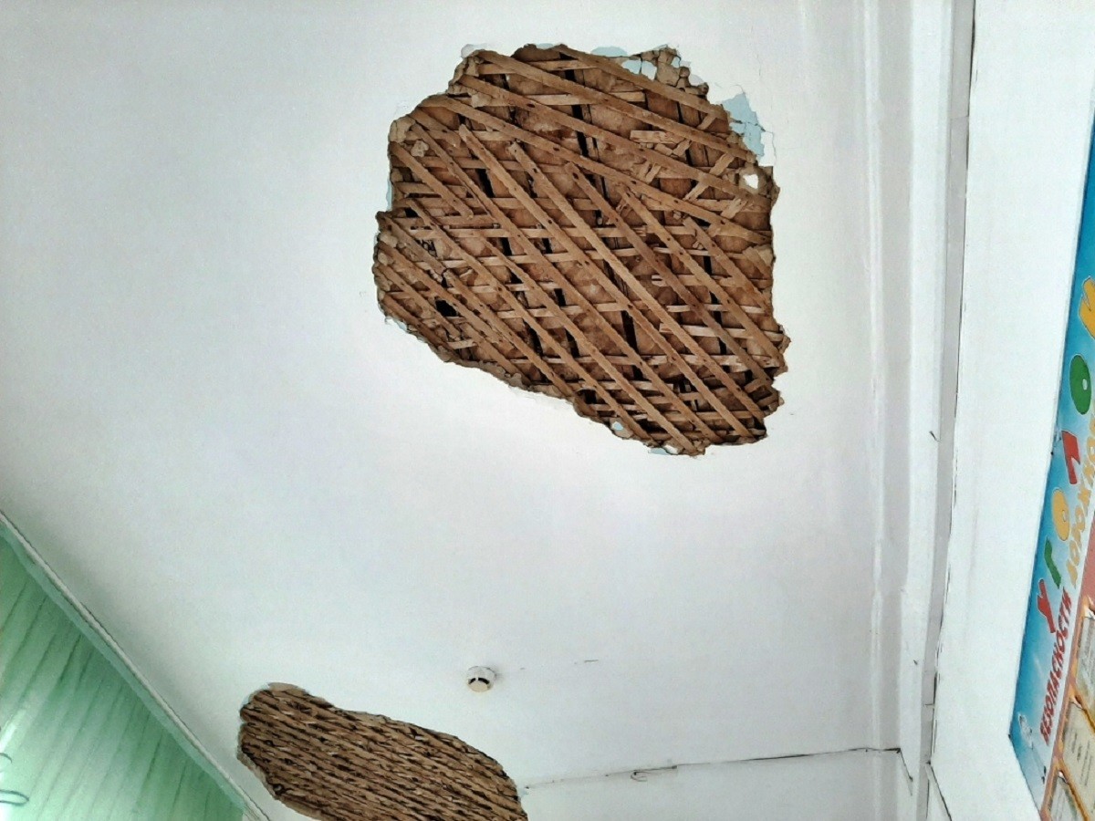 На детей в школе Троицка обрушилась потолочная штукатурка