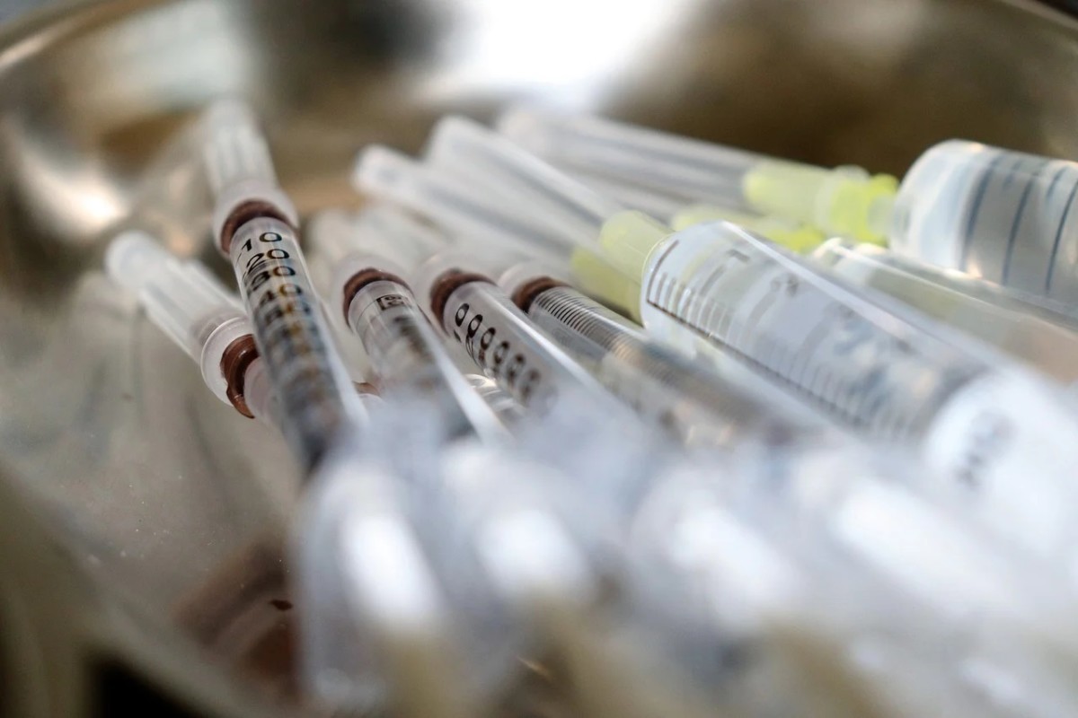 О совместимости двух вакцин, ковидной и клещевой, рассказали медики
