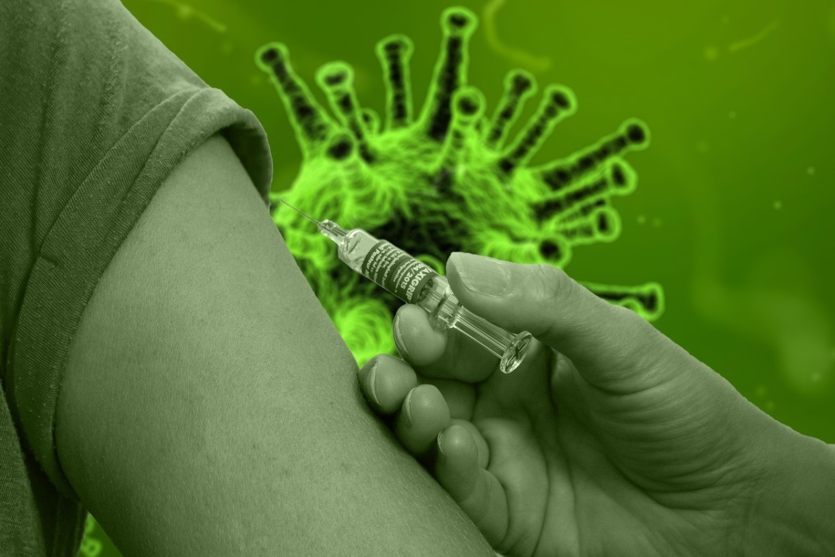 Универсальную формулу показаний к вакцинации от ковида и гриппа назвал Мясников
