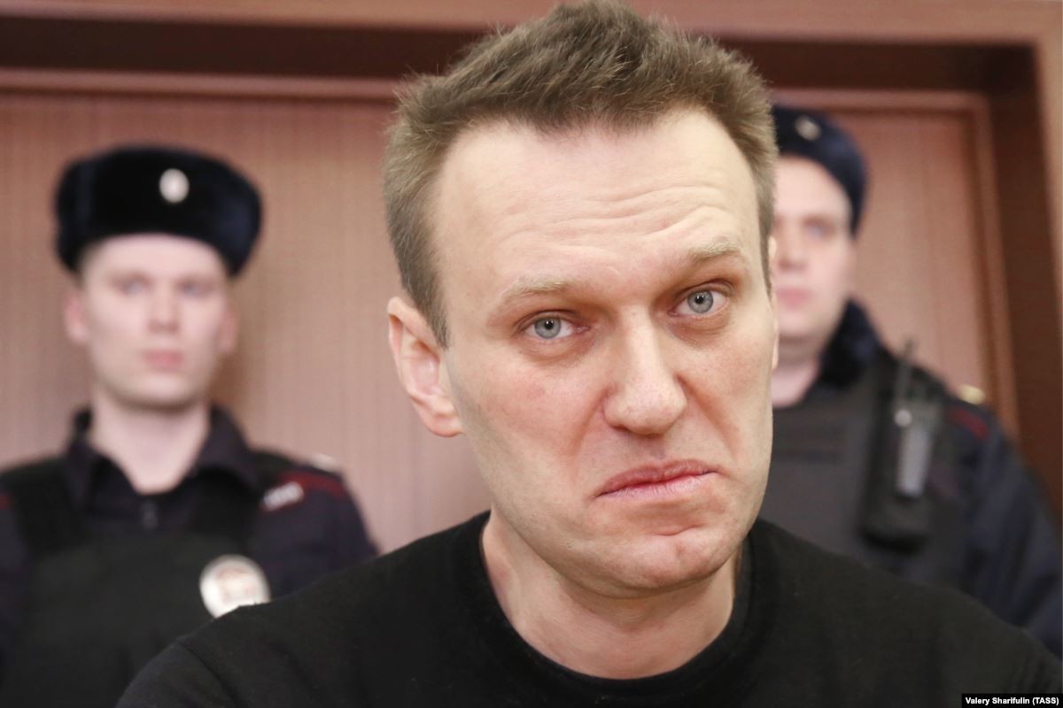 У Навального высокая температура. Власти молчат