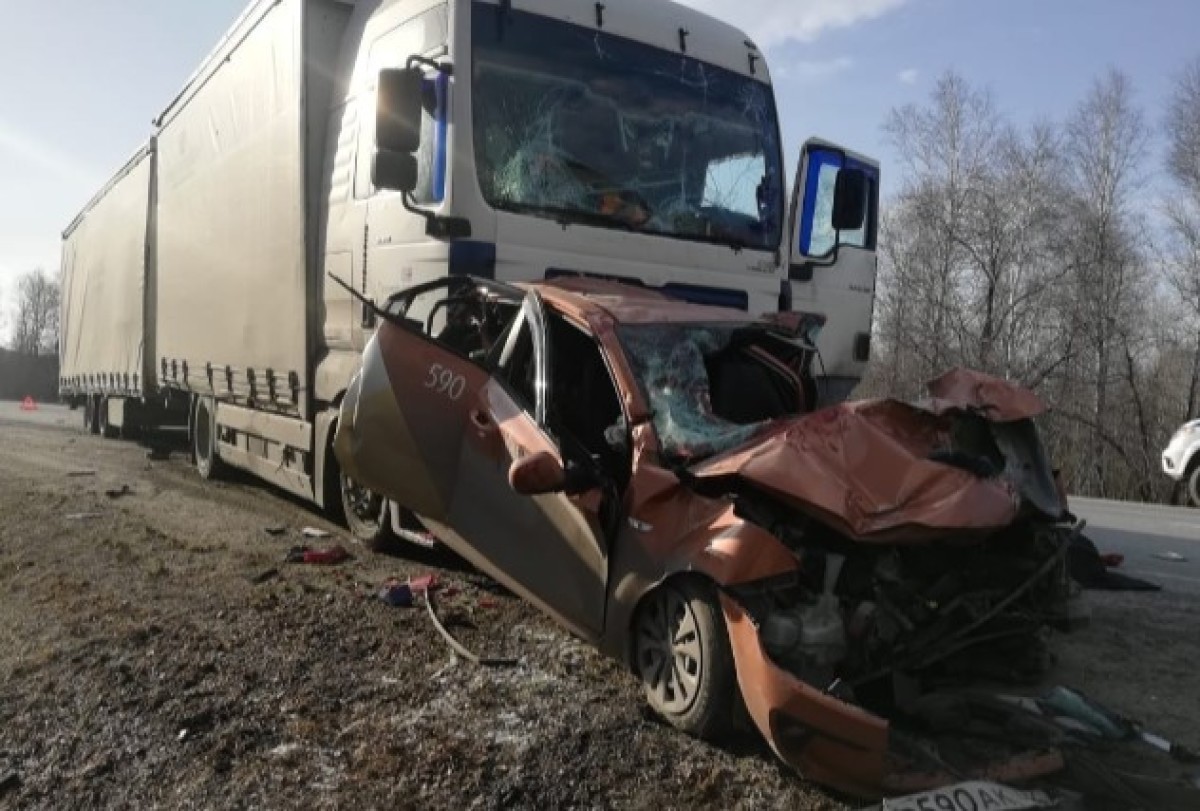 В аварии с грузовиками в Миассе погиб водитель такси