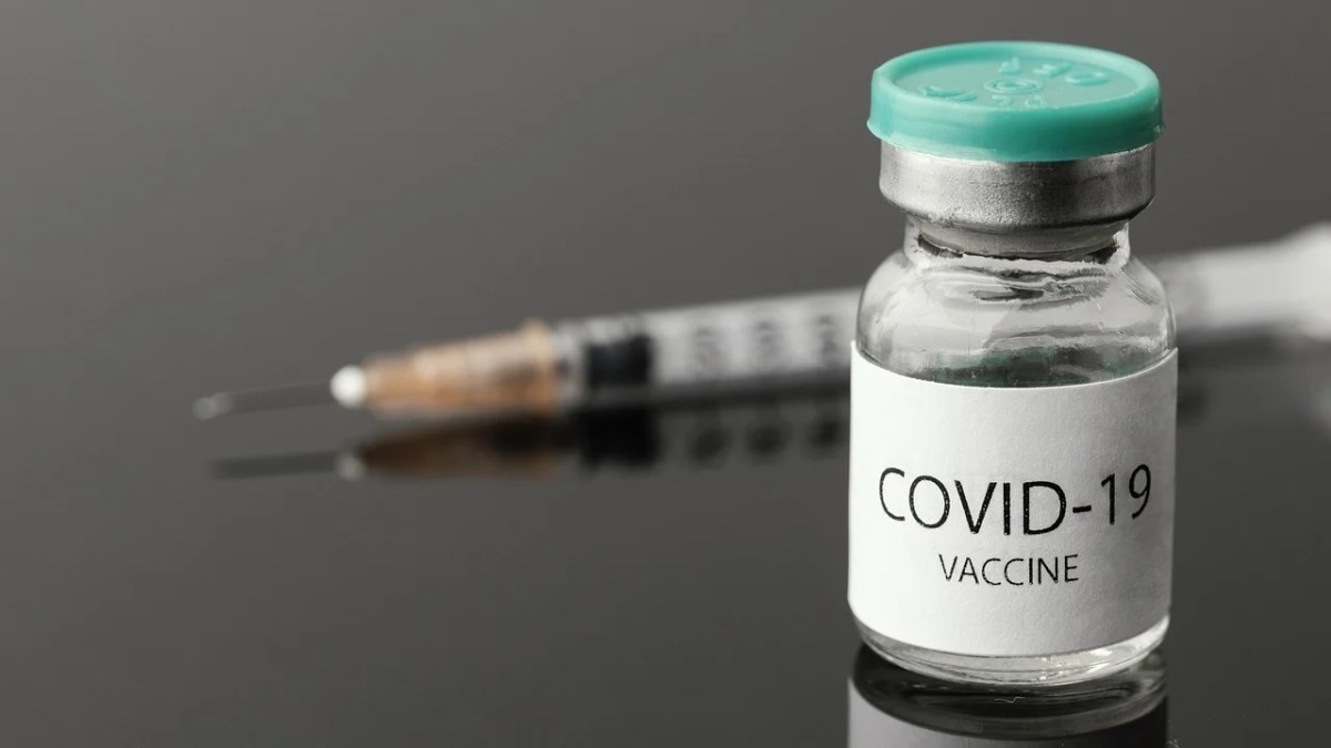 Противопоказания к вакцинации «ЭпиВакКороной» назвали в Роспотребнадзоре