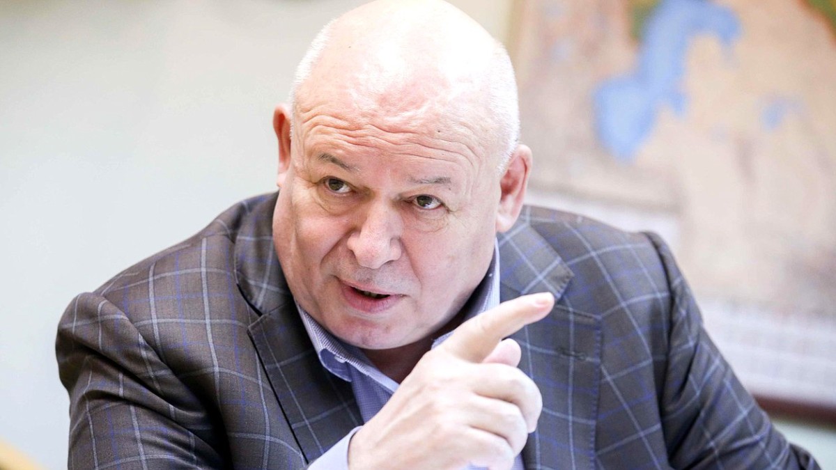 Он голосовал за повышение пенсионного возраста. Депутат Анатолий Тихомиров