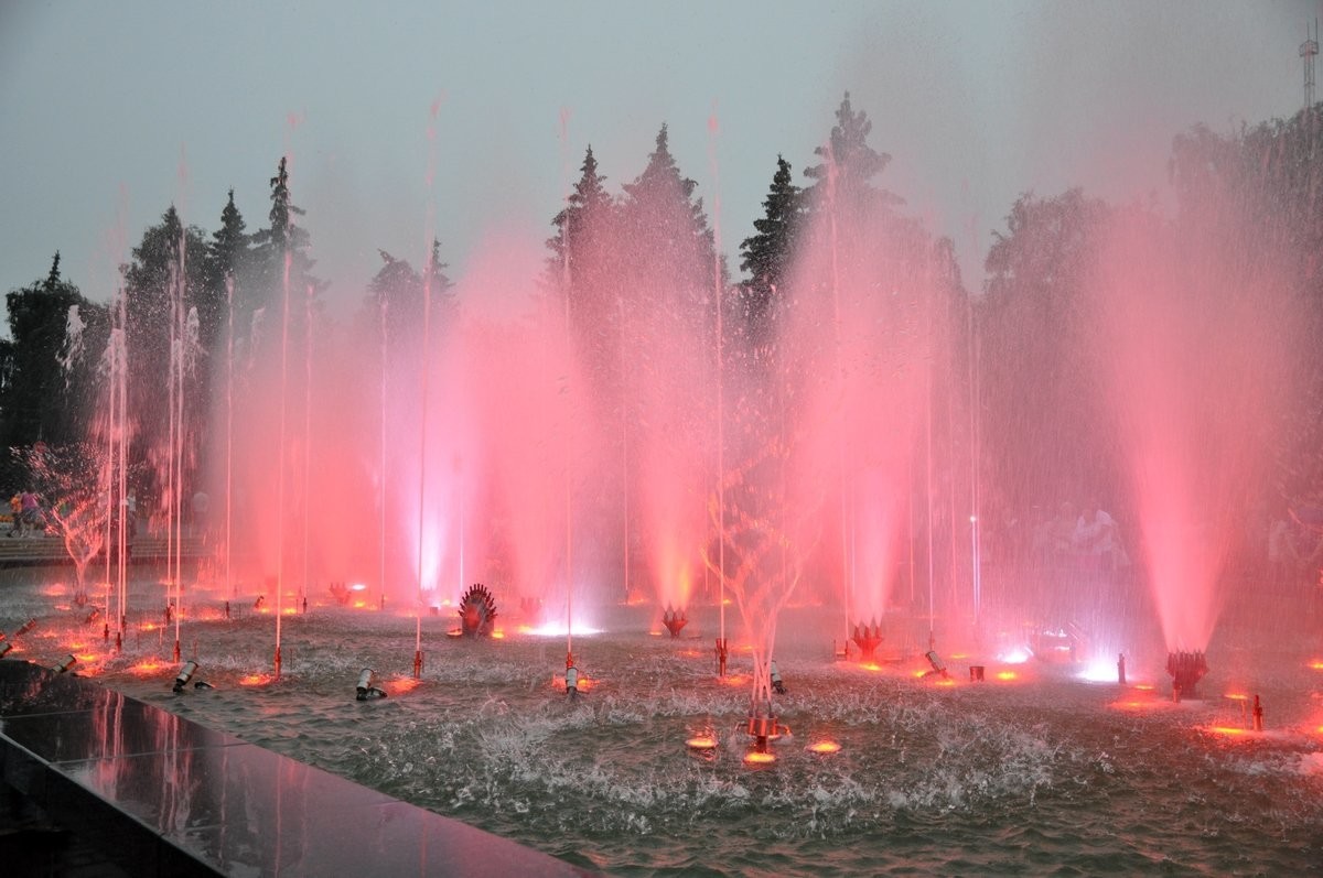 Поющий военные песни фонтан запустили в центре Челябинска