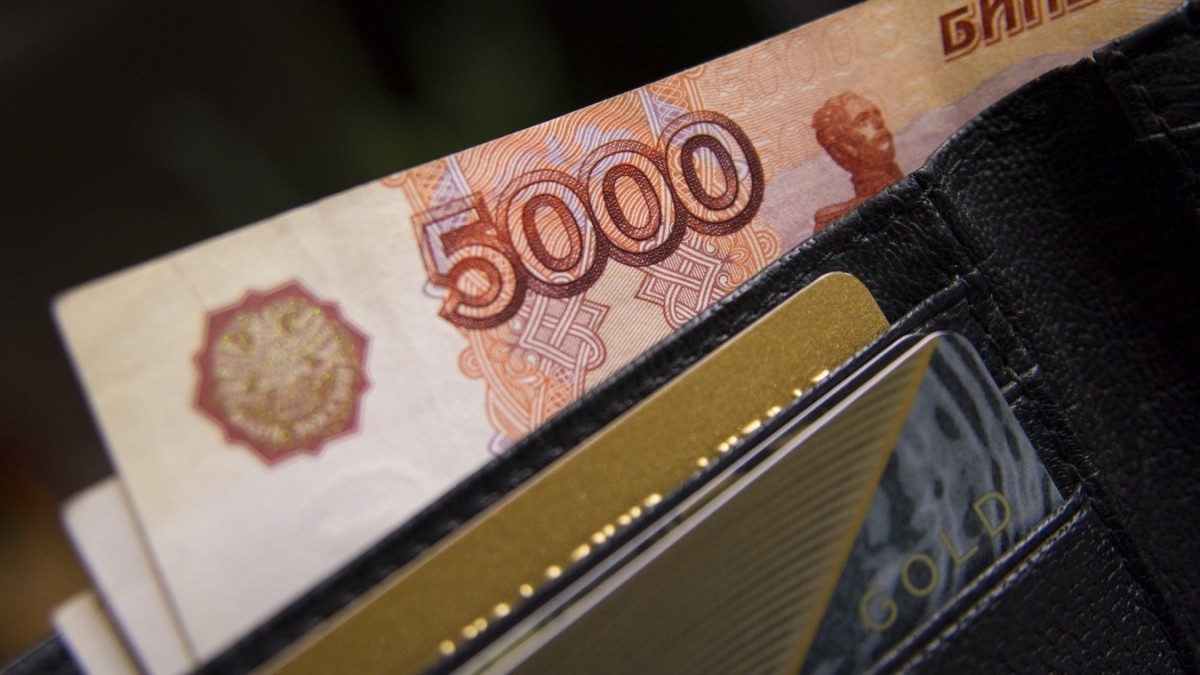 По 10 тысяч рублей выплатят на каждого школьника в августе