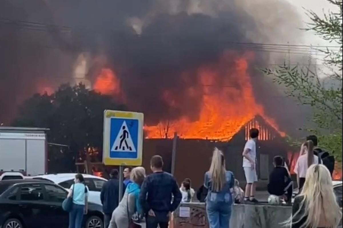 Деревянный дом сгорел близ центра Челябинска