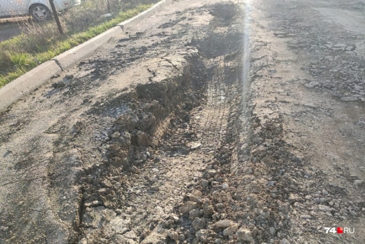Маленький мусорный коллапс возник из-за того, что дорога провалилась в новом микрорайоне Челябинска