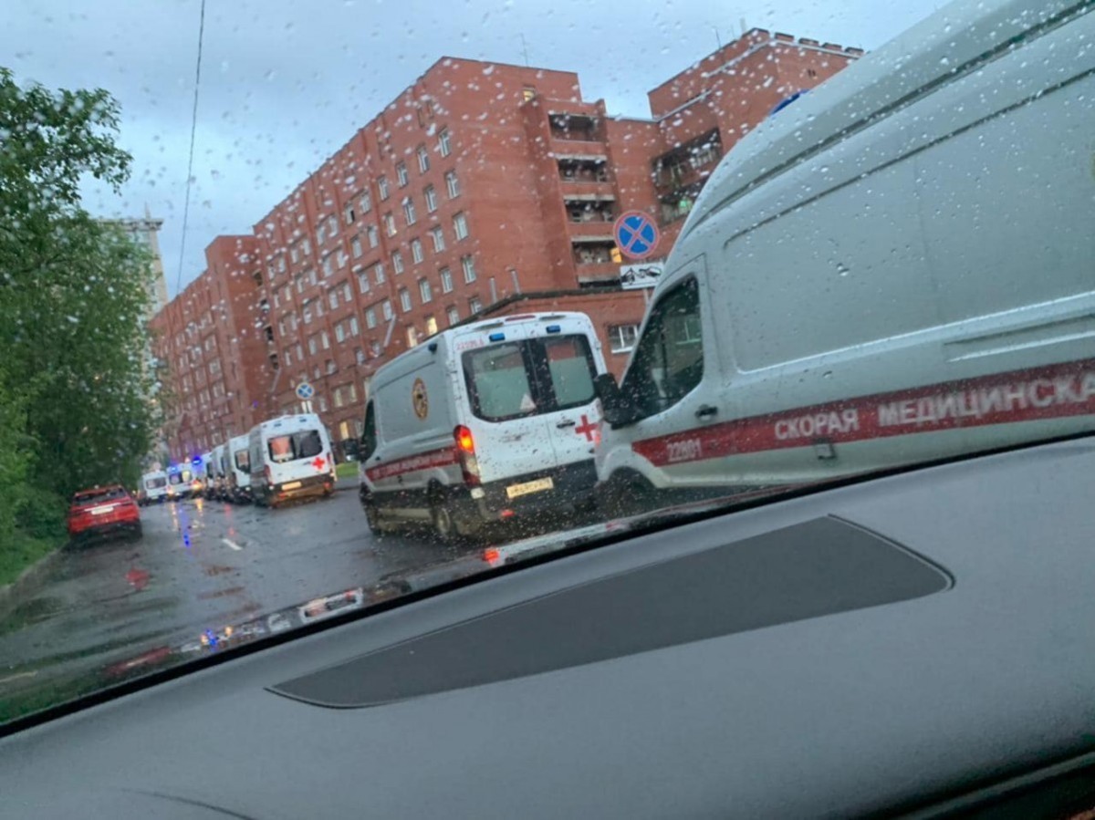 Снова очереди карет скорой помощи выстроились к больницам Петербурга. Началась третья волна эпидемии?