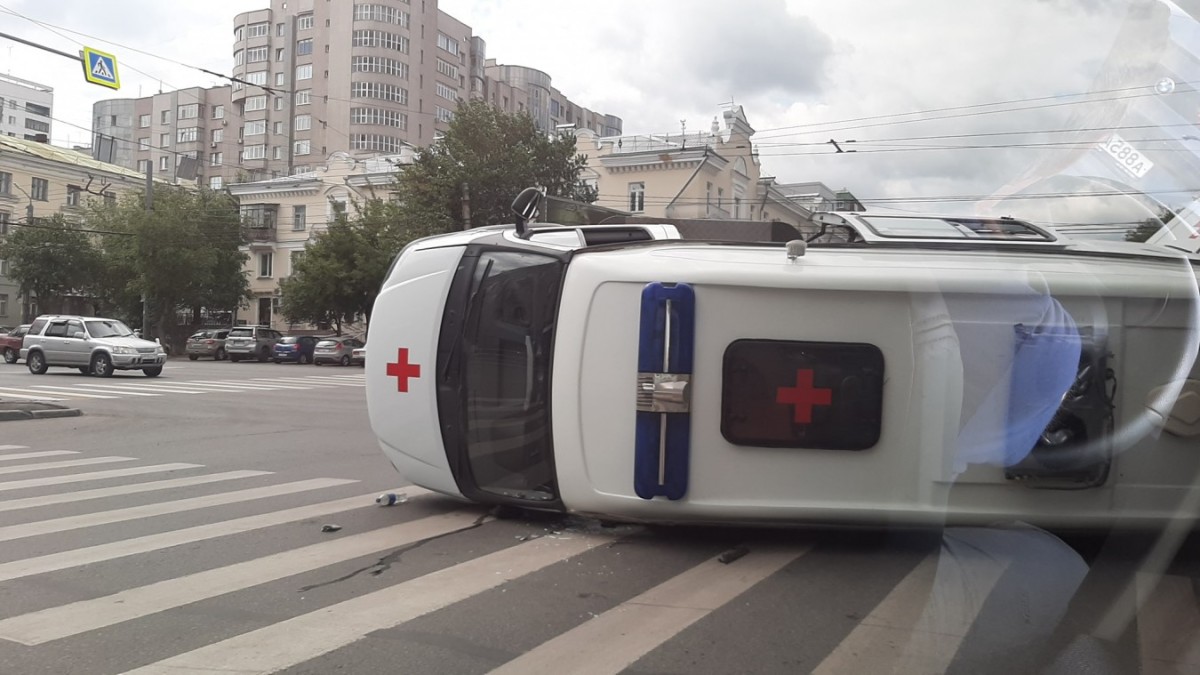 Скорая помощь с ковидными пациентами попала в ДТП в Челябинске