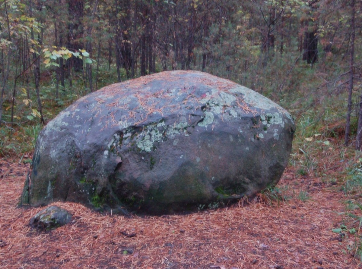 Теренкульский «метеорит» лежит на берегу озера