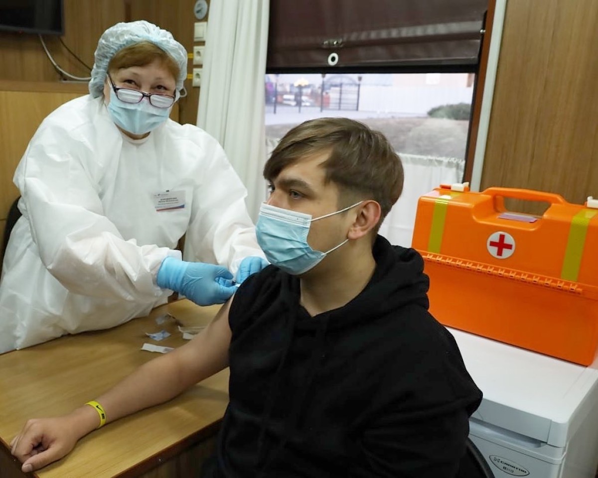 Инфекционист Тимаков: один вакцинированный в семье снижает риски для остальных