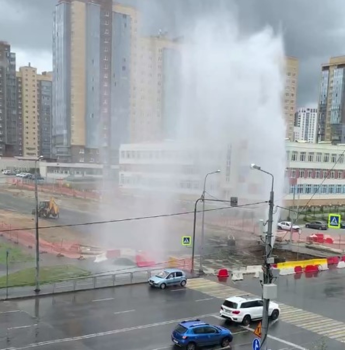 10-метровый фонтан ударил из-под земли в крупном ЖК Челябинска