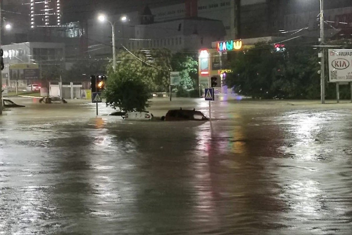 Улицы Новороссийска превратились после сильнейшего дождя в реки